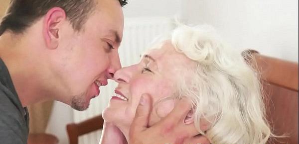  Seducing granny screwed in her hairypussy
